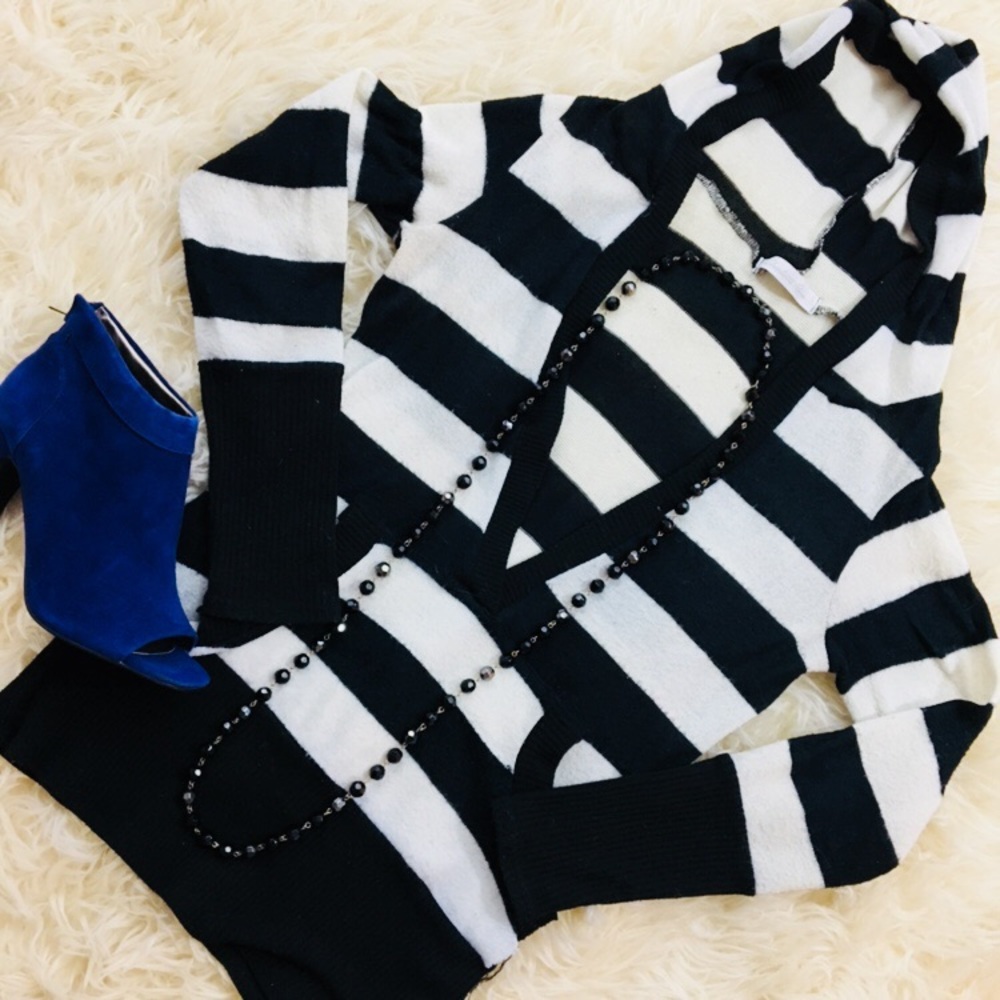 🐼 Black & White Striped Hooded V-Neck Sweater
